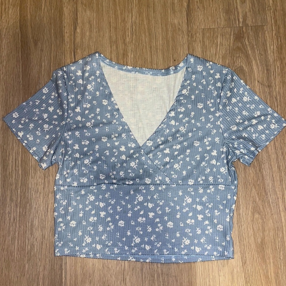 Cute blue top with white flowers from Romwe